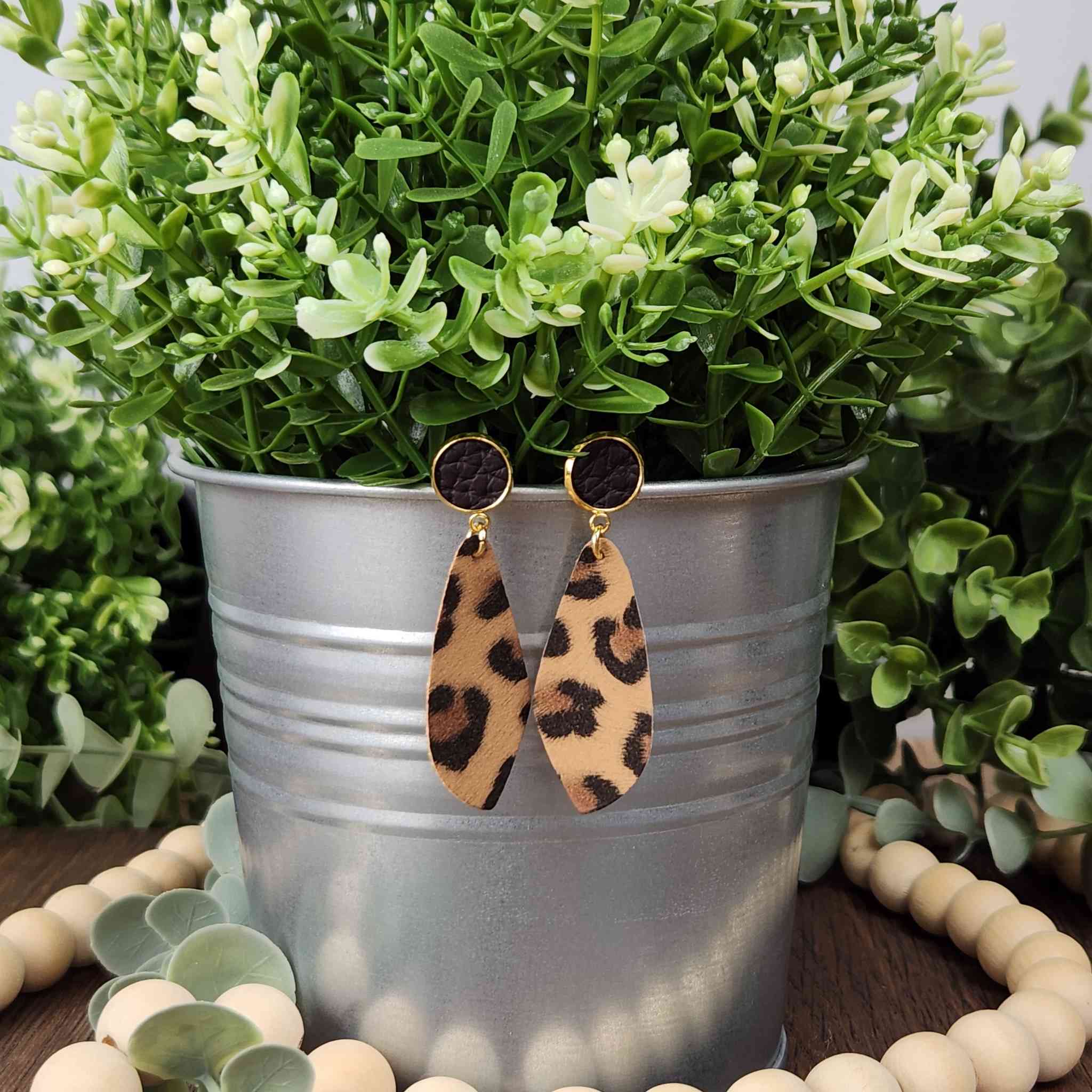 Leopard print earrings. Hypoallergenic findings.