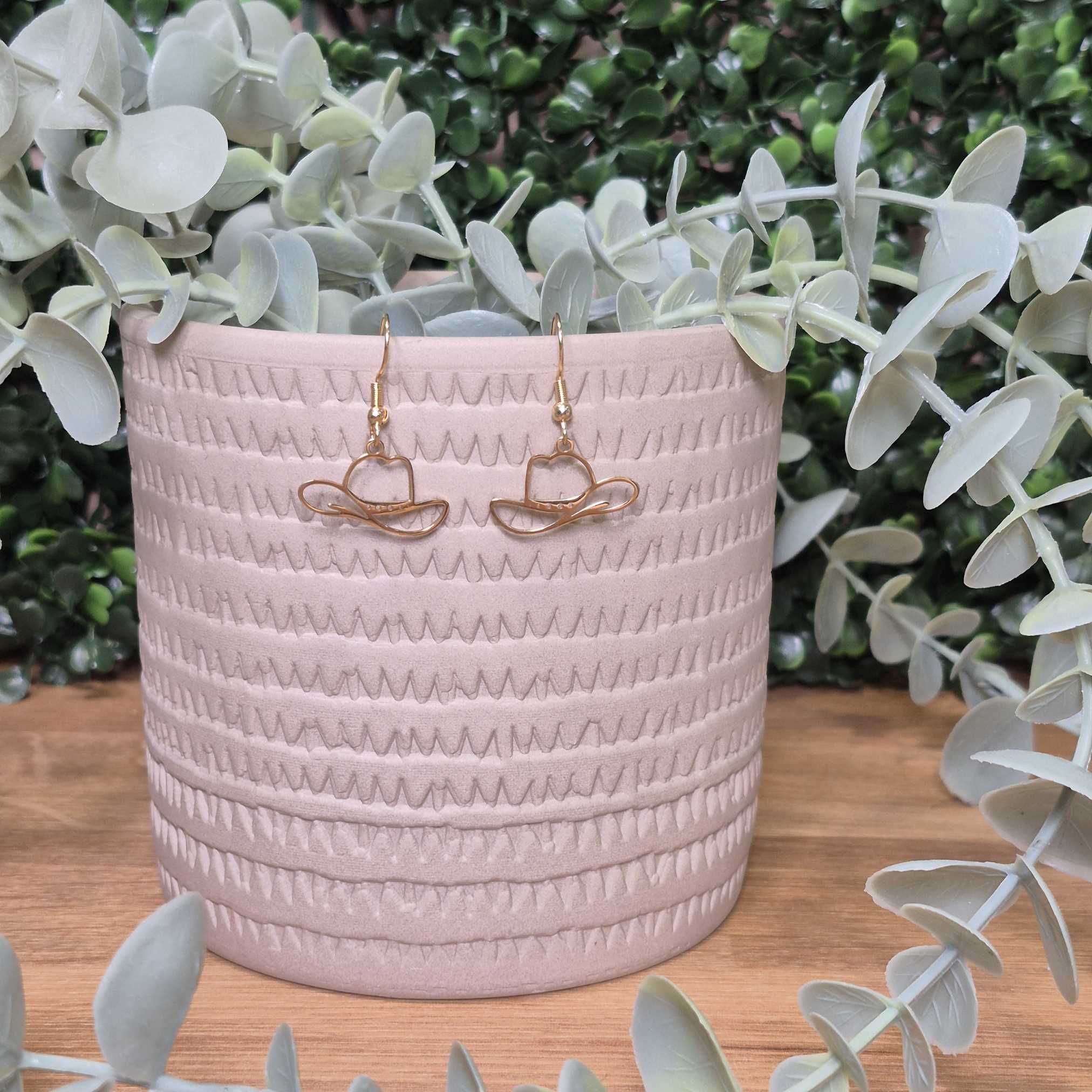 Gold cowboy hat earrings.
Made with hypoallergenic hooks.
Length is 30mm in length.
