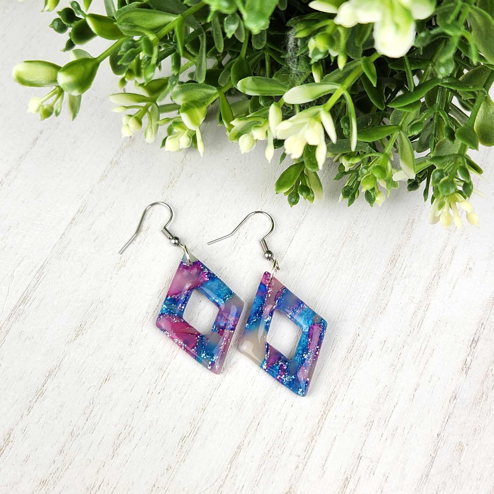 Diamond shaped pink and blue with silver foil marbled dangles.
Made with hypoallergenic hooks.&nbsp;
35mm in length.