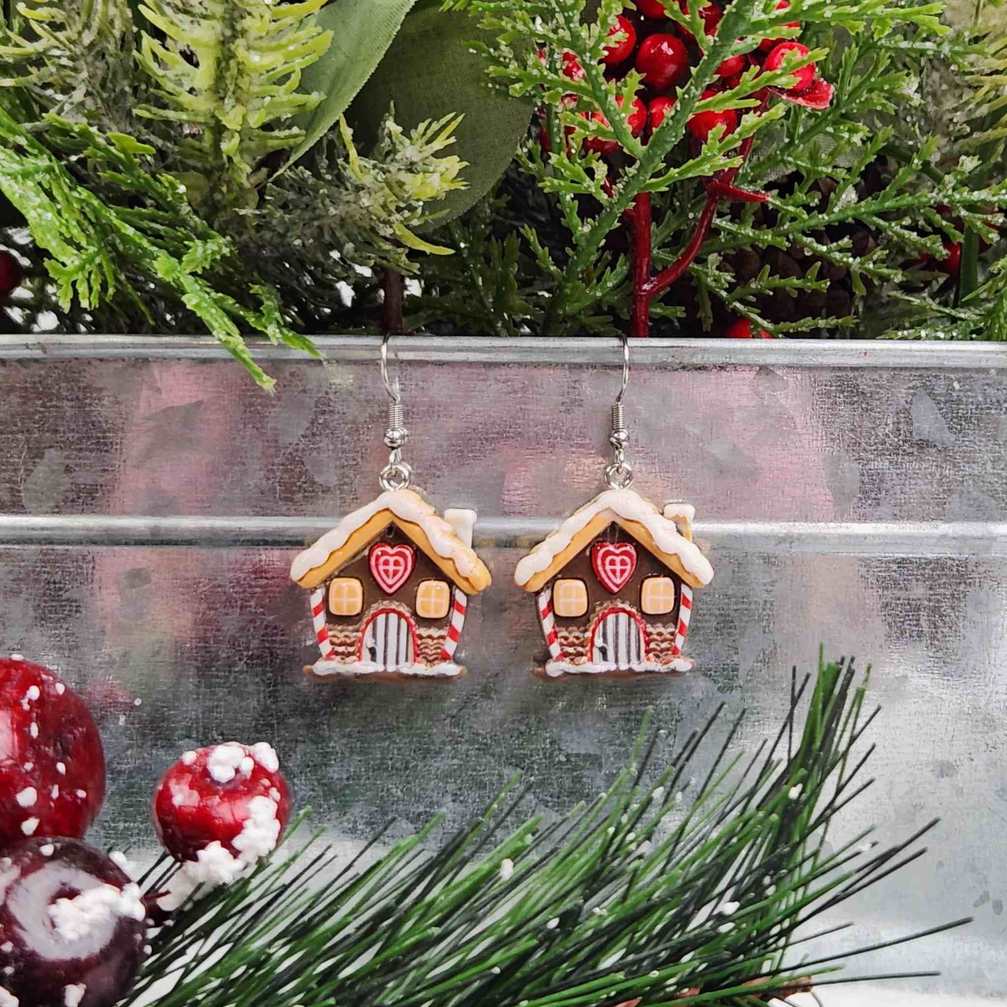 Candy gingerbread house charm made with resin.
Made with hypoallergenic hooks.
House is 25mm tall.