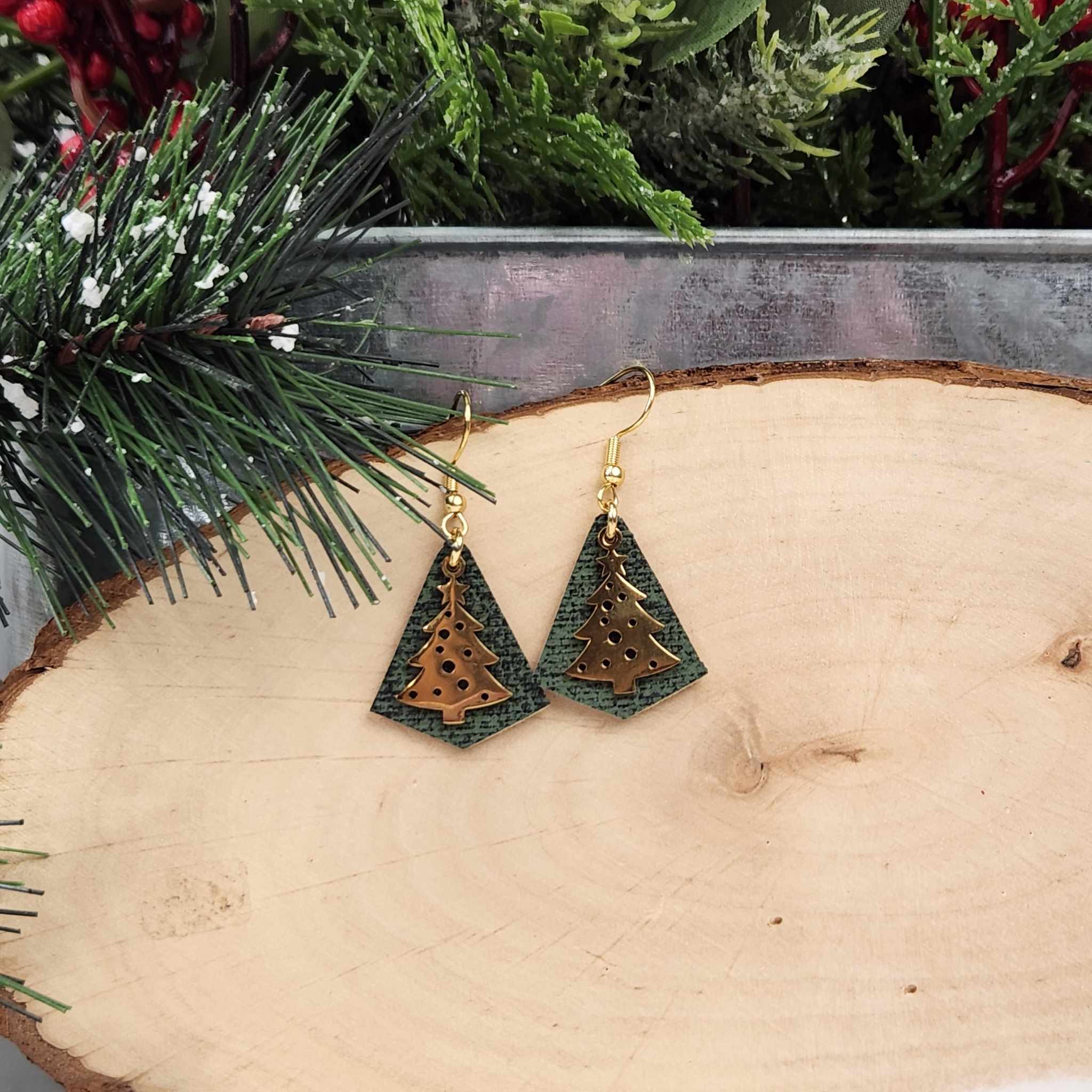 Golden Christmas tree in front of a beautiful green faux leather.
Made with hypoallergenic hooks.
Leather length is 25mm.