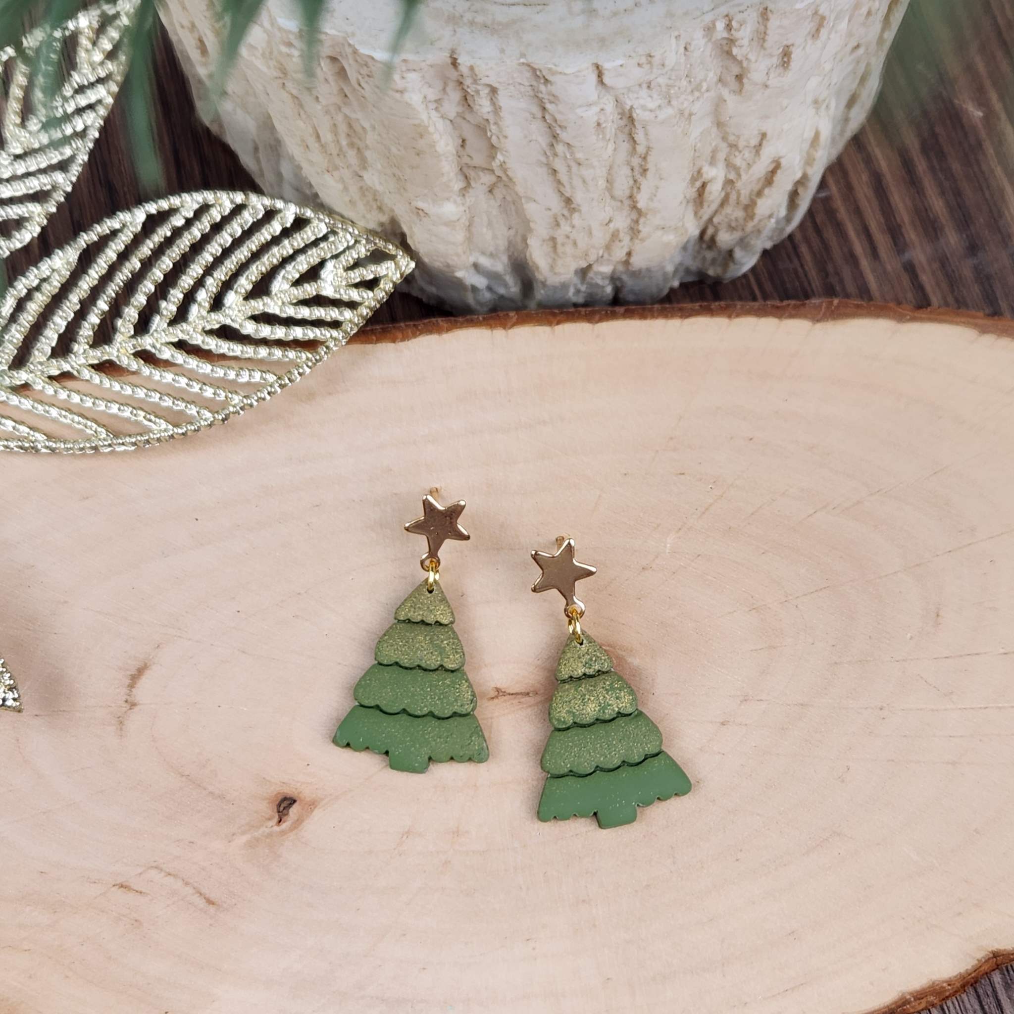 Clay golden green christmas trees with gold star studs.
Made with hypoallergenic posts.
35mm in length.