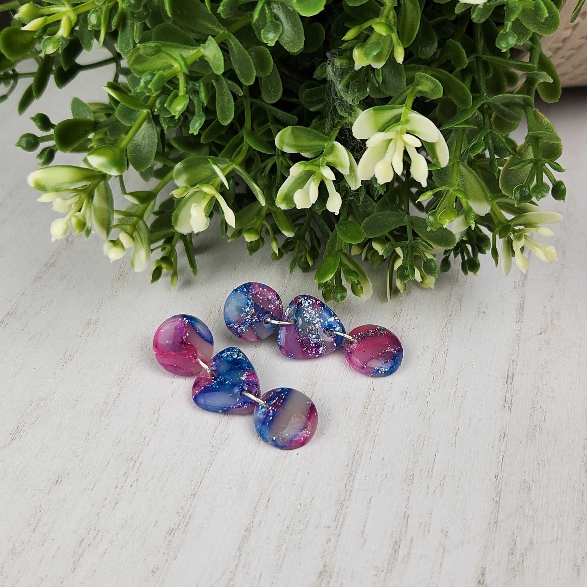 Abstract pink and blue marbled dangles.
Made with hypoallergenic posts.&nbsp;
40mm in length.