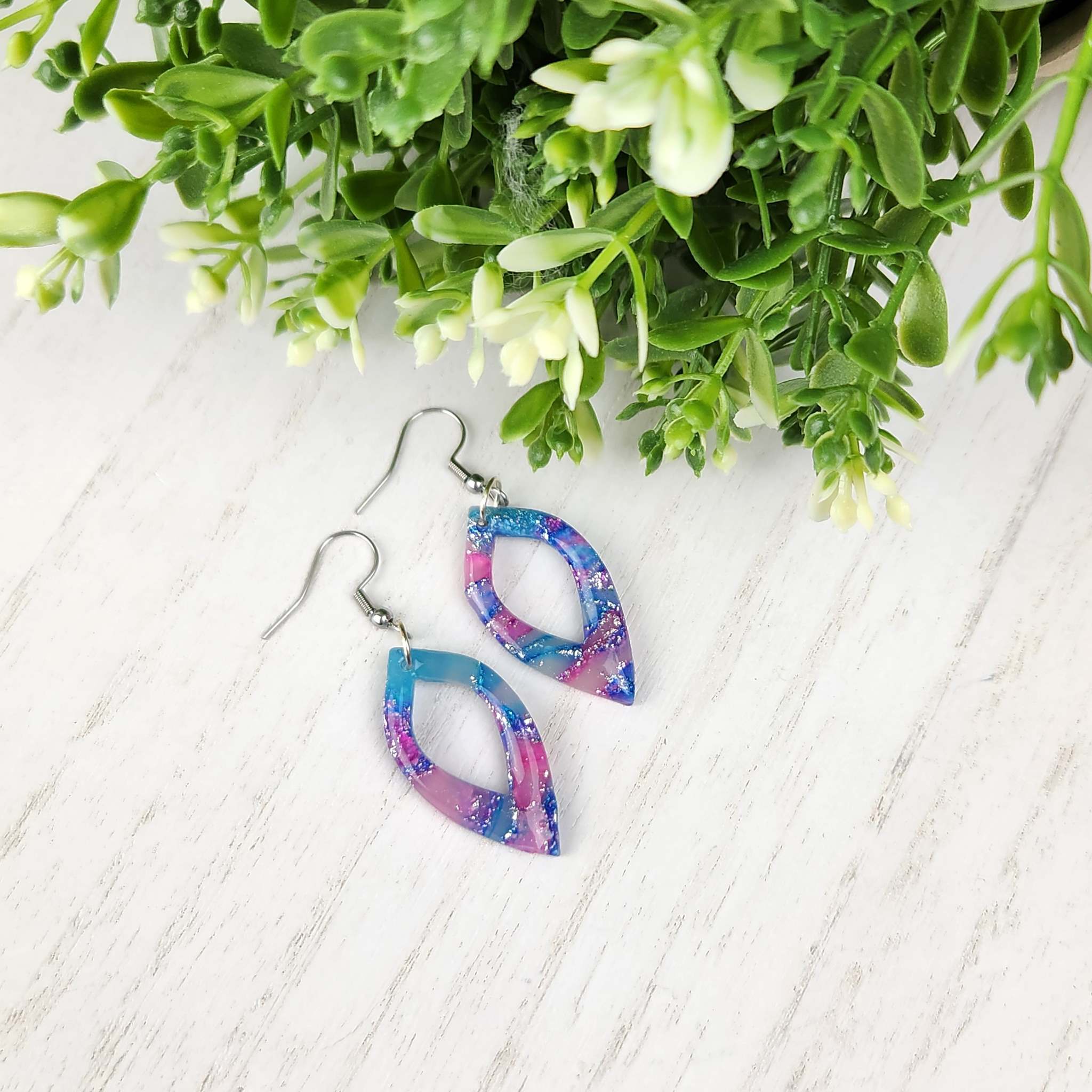 Diamond shaped pink and blue with silver foil marbled dangles.
Made with hypoallergenic hooks.&nbsp;
35mm in length.