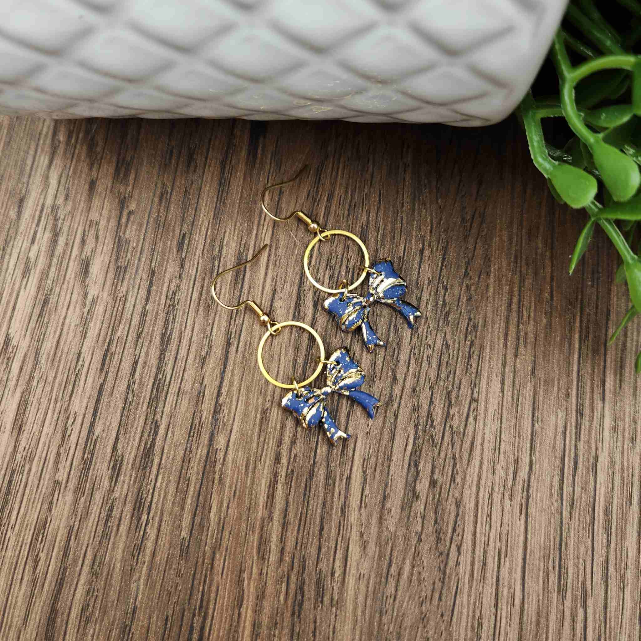 Cute Navy Blue Bow made with clay and golden foil.
Made with hyopallergenic hooks.
Circle and Bow are 30mm in length.