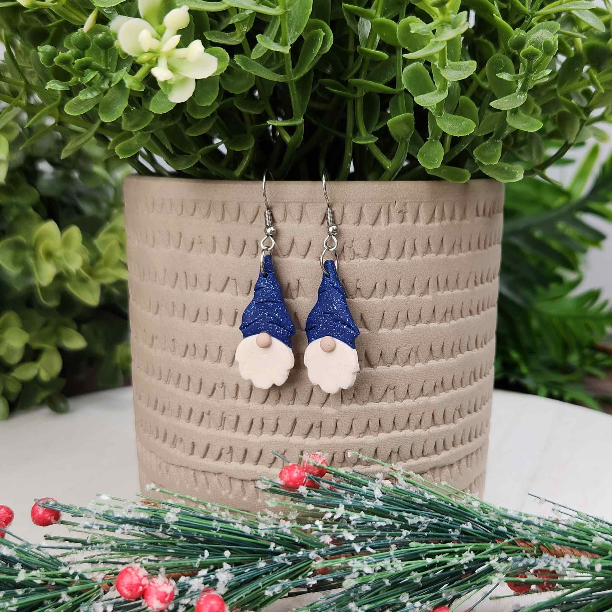 Navy blue sparkly clay gnome earrings.
Made with hypoallergenic hooks.
35mm in length.