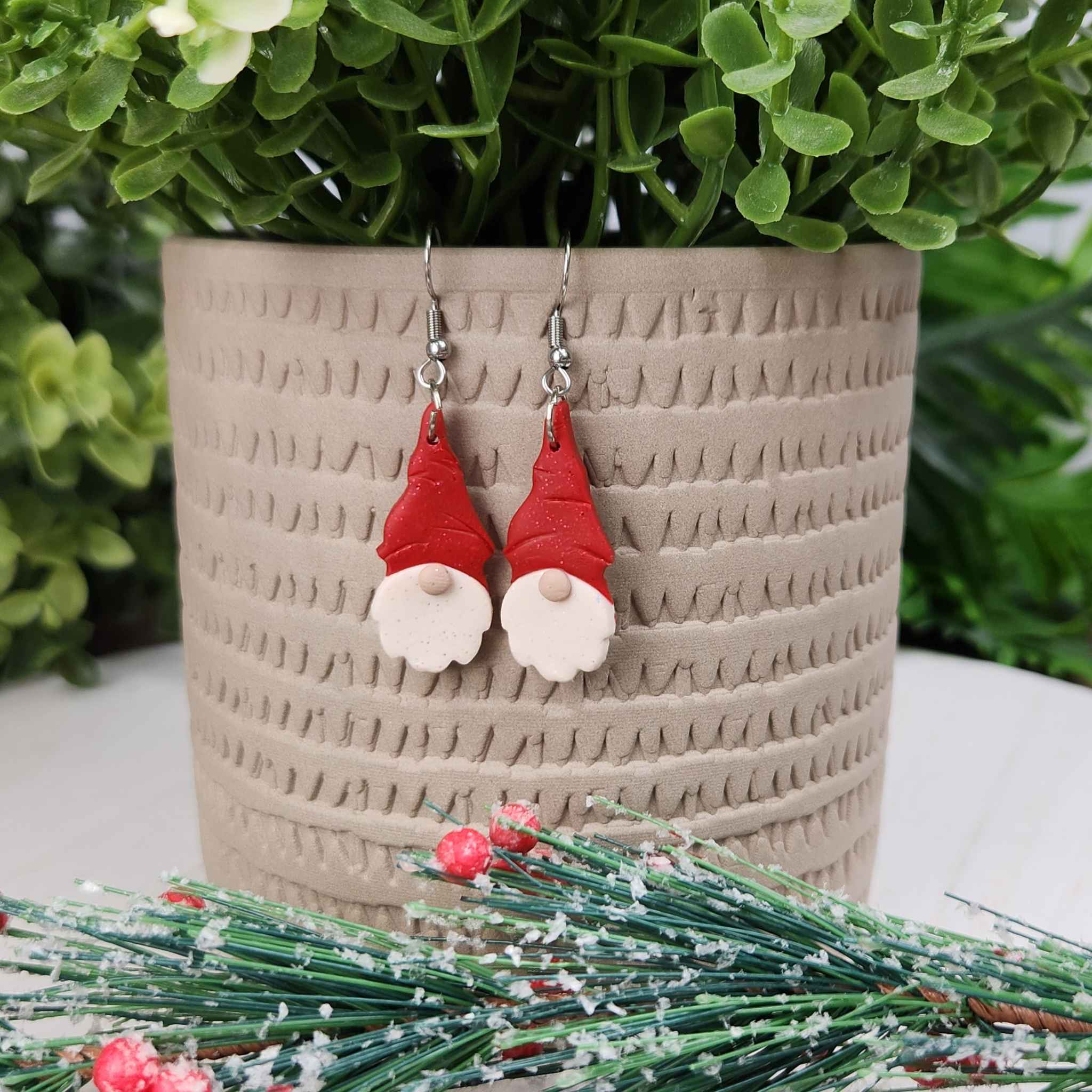 Red sparkly clay gnome earrings.
Made with hypoallergenic hooks.
35mm in length.