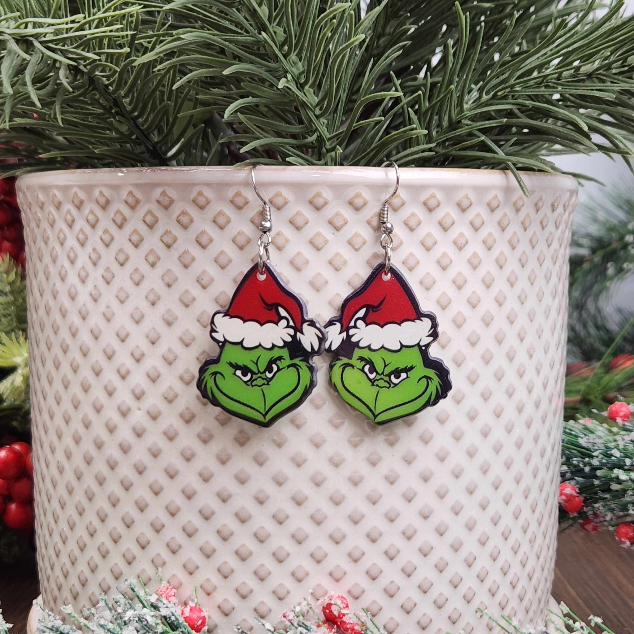 Resin grinch charms.
Made with hypoallergenic hooks.
The charm is 35mm tall.